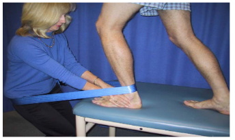 Figura 19: Técnica de mobilização com movimento de Mulligan para ganho de DF. Fonte: Collins N et al., 2004.