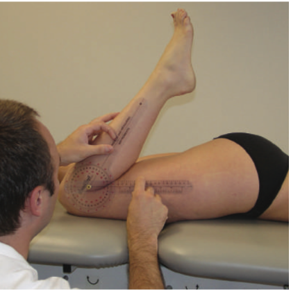 Figura 8: Mensuração da amplitude de movimento em flexão ativa do joelho. Fonte: NETTER’S ORTHOPAEDIC CLINICAL EXAMINATION: AN EVIDENCE-BASED APPROACH, THIRD EDITION, 1600 John F. Kennedy Blvd. Ste. 1800, Philadelphia, PA 19103-2899, ISBN: 978-0-323-34063-2.
