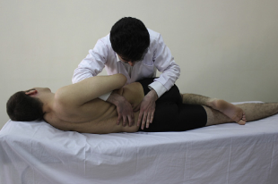Figura 9. Manipulação lombar. Fonte: Kamali et al, 2011.
